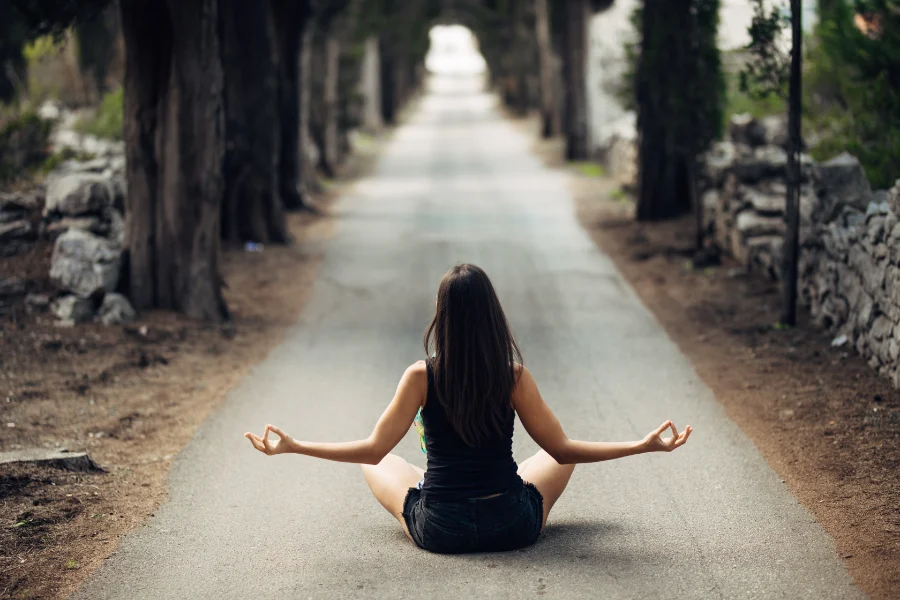 De reis naar zelfbewustzijn: een beginnersgids voor mindfulness en natuurlijke therapieën